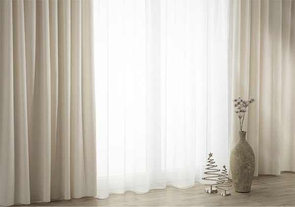 Jasne beżowe zasłony i firany przy oknie, obok minimalistyczne świąteczne dekoracje