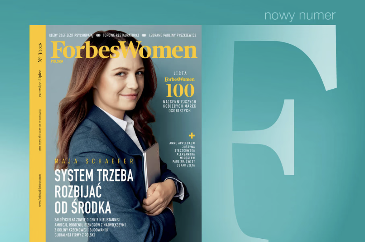 Okładka magazynu Forbes Women Polska — uśmiechnięta kobieta w marynarce trzyma tablet i duży tytuł