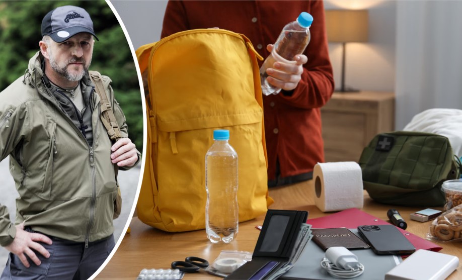 Osoba w odzieży outdoor obok stołu z żółtym plecakiem i zapasami: butelka wody, papier toaletowy, apteczka, elektronika