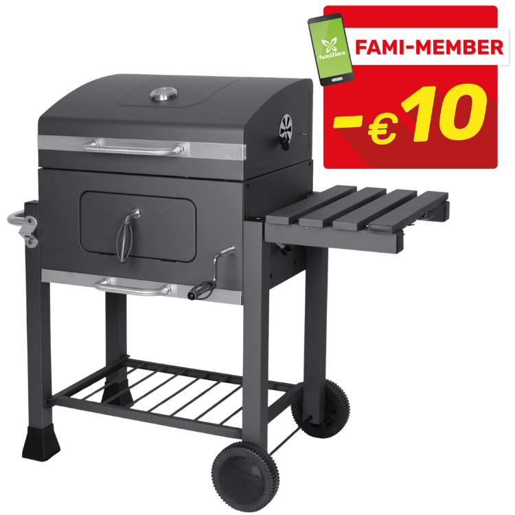 Black charcoal barbecue grill with hinged lid, side slatted shelf, two wheels and lower rack, promotional FAMI-MEMBER -€10 badge
