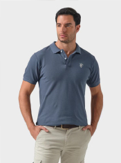 Foto con modelo en estudio con el polo en cobalto a 22,95 en rebajas ss25 - La Garrocha