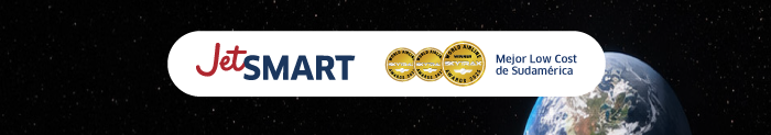 JetSMART logo with three gold award seals and caption 'Mejor Low Cost de Sudamérica' on a space background featuring Earth