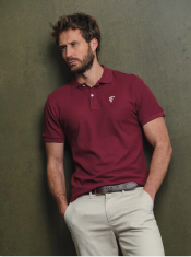 IMAGEN CON MODELO EN ESTUDIO CON EL POLO BURGUNDY BASICO DE LA GARROCHA CON POLO