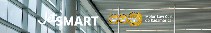 JetSMART logo with three gold award medals and Spanish text 'Mejor Low Cost de Sudamérica' inside a modern airport terminal