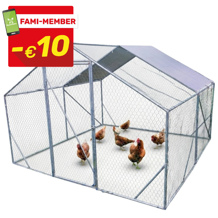Galvanised metal chicken run with six brown hens under a sloping roof, wire-mesh panels and red 'FAMI-MEMBER -€10' discount badge