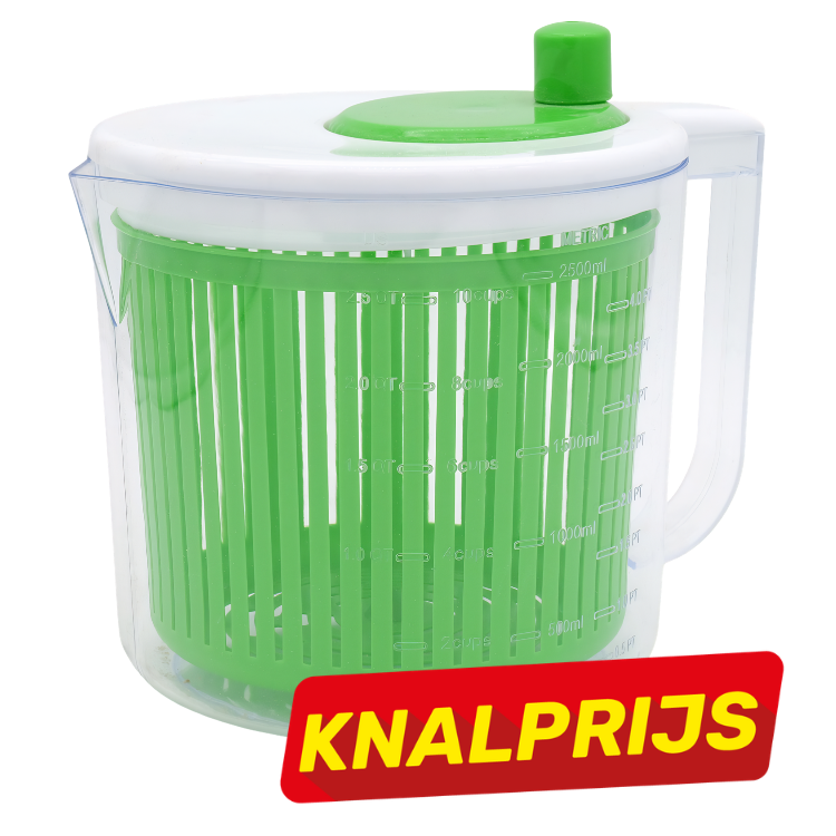 Transparent plastic salad-spinner jug with green inner basket, white lid and handle, measurement markings and red "KNALPRIJS" sale sticker
