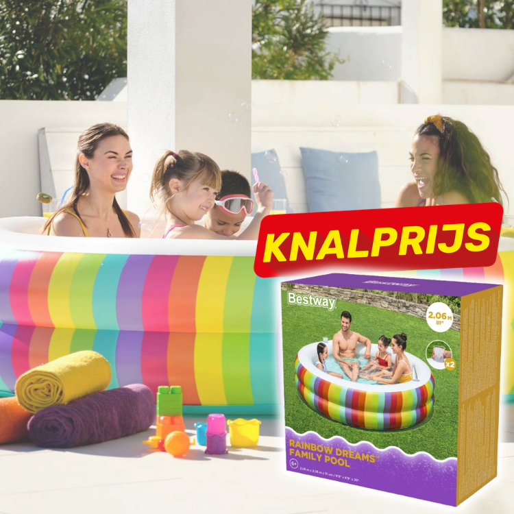 Family enjoying colourful rainbow-striped inflatable pool on patio with towels, toys, packaging and KNALPRIJS sale banner