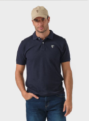 Polo basico en color azul marino - fotografia con modelo en estudio - La Garrocha