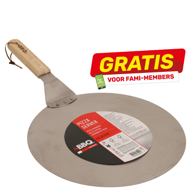 Stainless-steel round pizza server with wooden handle and product label, shown with a red 'Gratis voor Fami-members' promotional badge