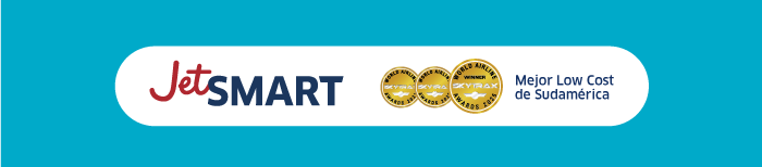 JetSMART airline logo with three gold award seals and caption 'Mejor Low Cost de Sudamérica' on a turquoise background