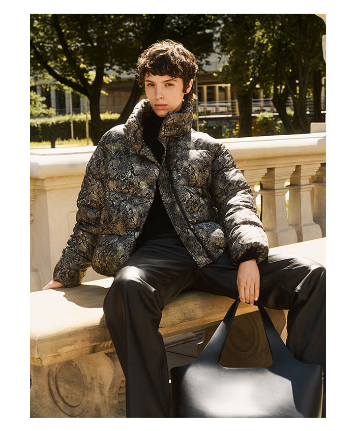 Kurtka damska z motywem skóry węża