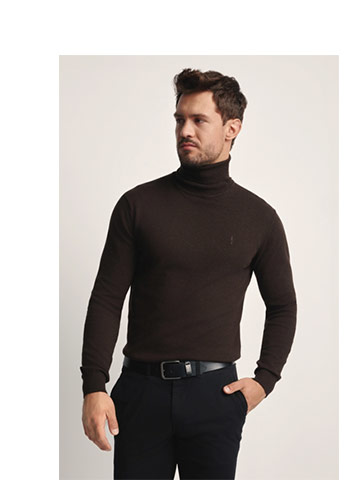 Sweter męski z golfem w kolorze czekoladowym