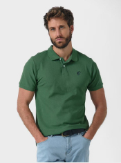 Polo basico en color verde hiedra, fotografia con modelo en estudio - La Garrocha
