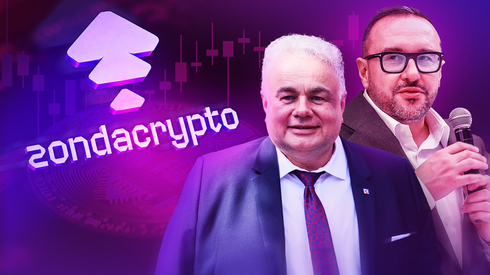 Dwaj mężczyźni przy mikrofonie obok logo ZondaCrypto i wykresów świecowych na fioletowym tle dotyczących kryptowalut