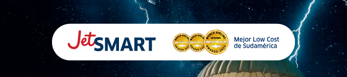 JetSMART logo with three gold Skytrax award medals and text 'Mejor Low Cost de Sudamérica' on a dark starry sky background