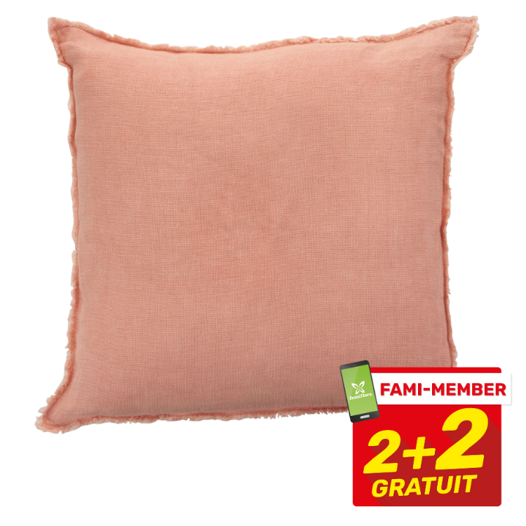 Square peach linen-effect cushion with frayed edges on white background, promotional red 'Fami-Member 2+2 Gratuit' badge bottom-right