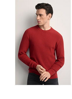 Czerwony prążkowany sweter męski