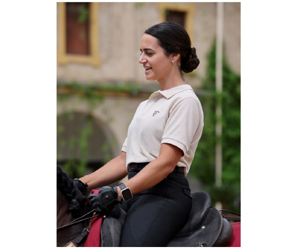 Amazona montando haciendo algunos ejercicios preparandose para el espectaculo con nuestro polo basico nude.