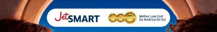 JetSMART logo with three gold award seals and text 'Melhor Low Cost Da América Do Sul' on a blue banner framed by an aircraft window