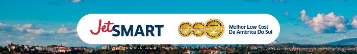 JetSMART logo with three award seals and Portuguese text 'Melhor Low Cost Da América Do Sul' over a city skyline